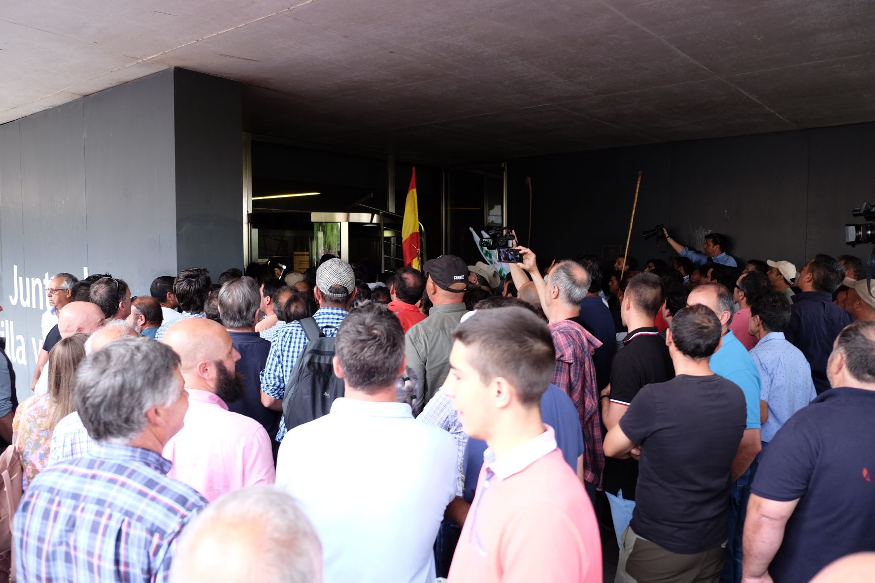 GALERÍA: Así ha sido la tensa protesta de los ganaderos frente a la Delegación de la Junta en Salamanca