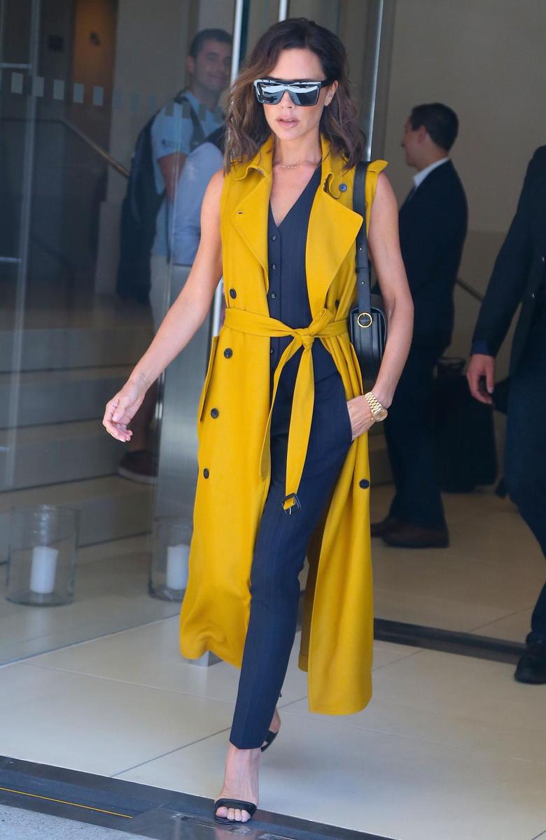 Victoria Beckham con chaleco XL en color amarillo