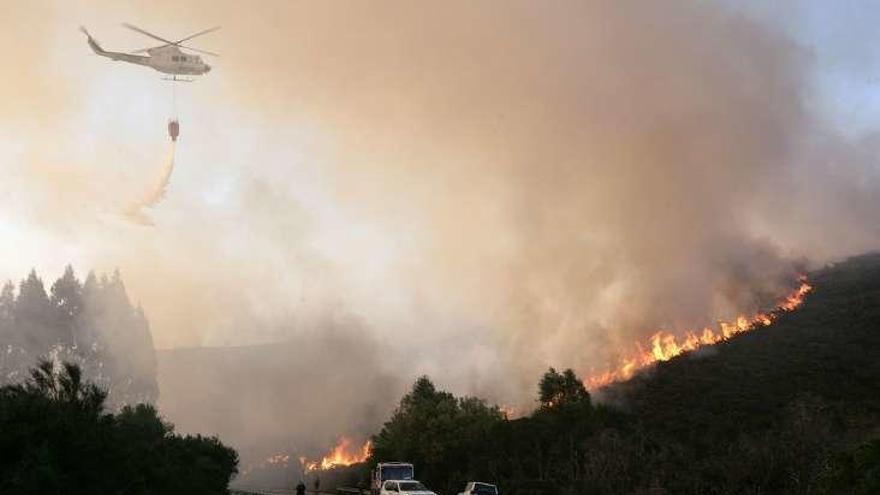 El fuego, sobre el vial A Estrada-Forcarei. // Bernabé/Cris M.V.