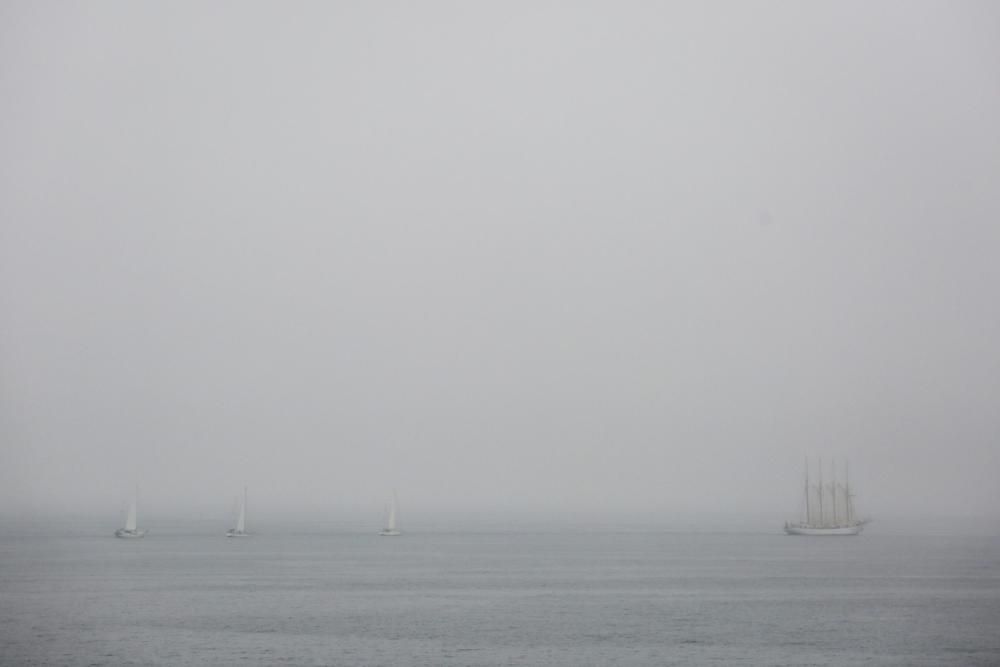 Llegada de tres goletas de la Armada Española y de un barco de la escuela de la Marina Portuguesa a la bahía de Gijón