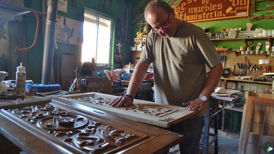 El restaurador Ángel Hernando (izquierda) en su taller y César Mateos (derecha), conocido por la elaboración de gaitas.