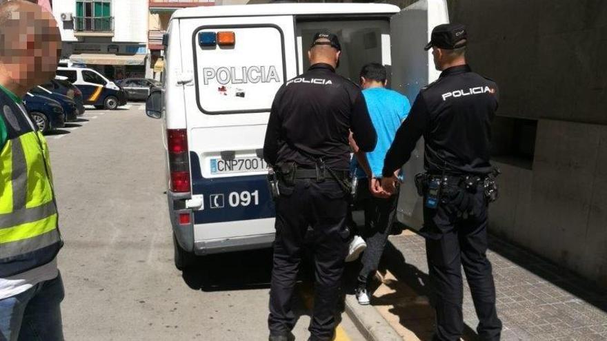 La Policía Nacional traslada al presunto acosador arrestado en Benidorm.