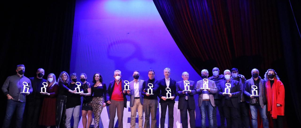 Foto de familia de todos los premiados, durante la gala anual de la Associació d’Empreses d’Arts Escèniques del País Valencià (Avetid)