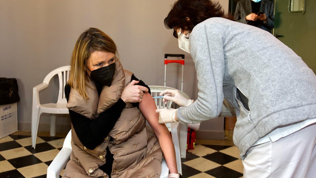Una professionals farmacèutica rebent una de les primeres vacunes d&#039;AstraZeneca al punt de vacunació del Casal de Roquetes