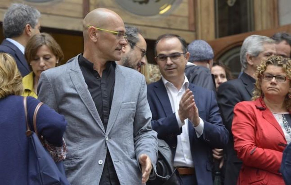 Romeva, en primer término, Forcadell, Turull y Geli, entre los que acompañaron a Rigau, en su declaración ante el TSJC, la semana pasada.