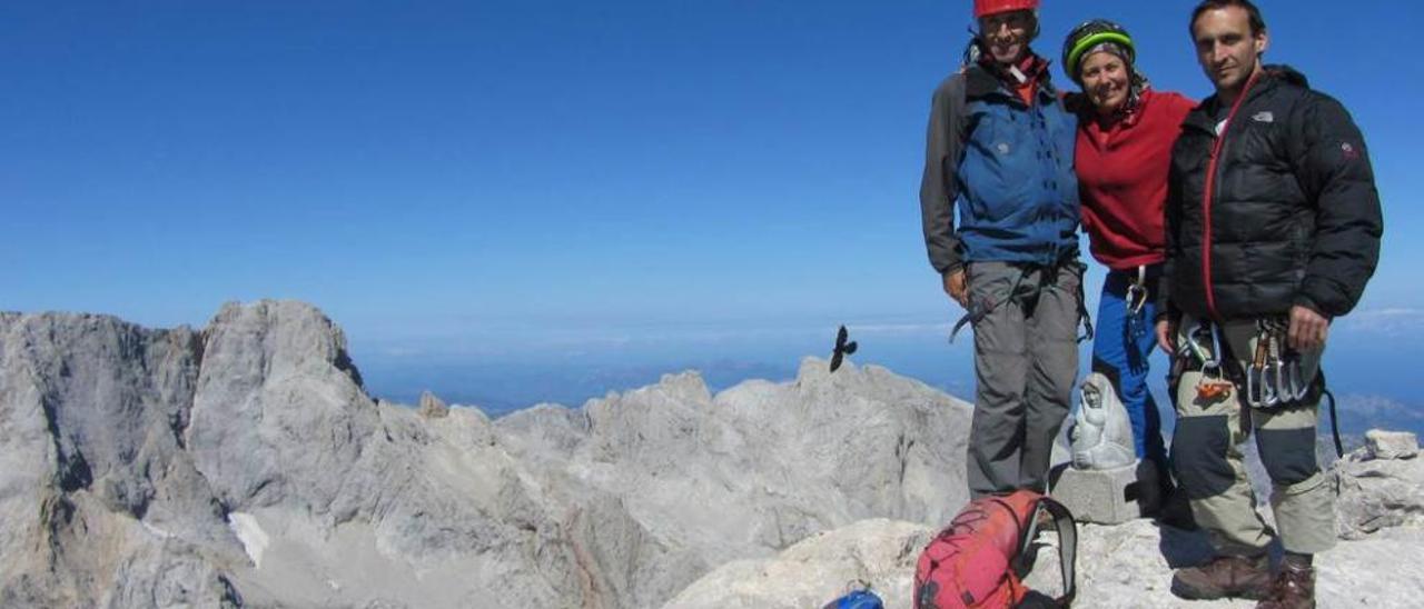 El montañero, a la izquierda, después de hacer cumbre en el Picu Urriellu con otros dos compañeros.