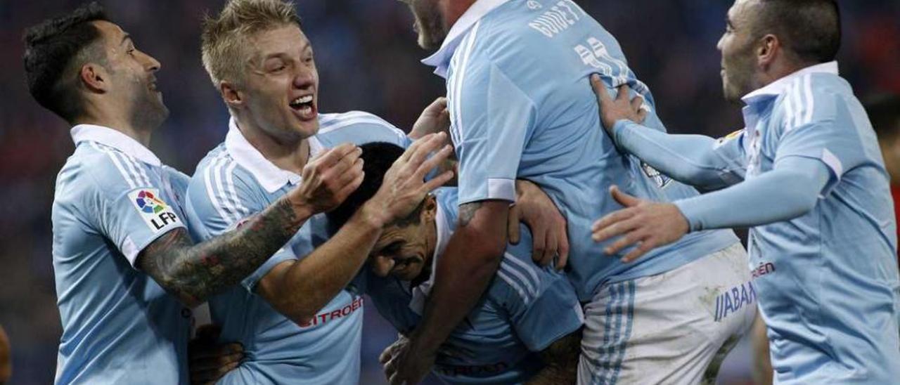 Hugo Mallo, Wass, Pablo Hernández, Guidetti y Aspas celebran el tercer gol del Celta. // LOF