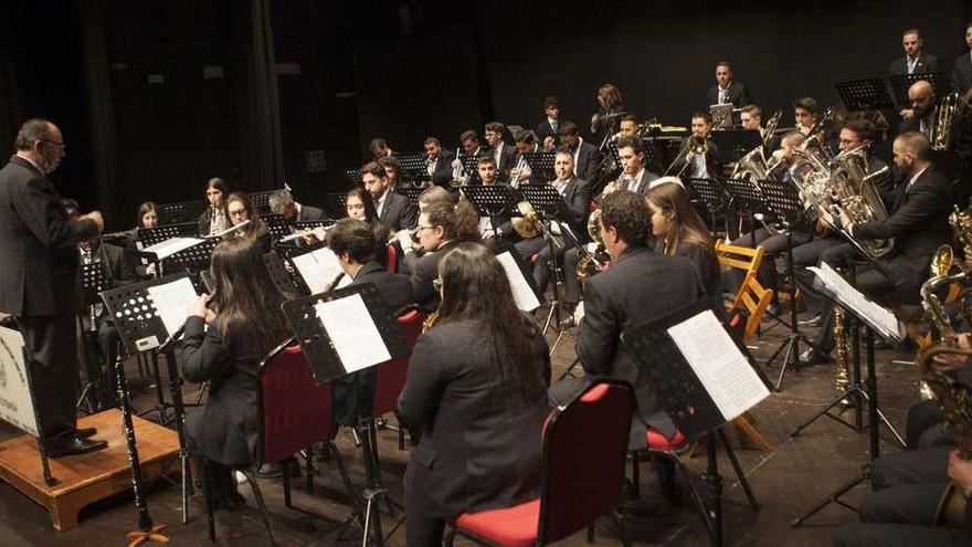 La Banda Municipal da Estrada, ayer, durante su concierto en el Teatro Principal. // Bernabé / Ana Agra