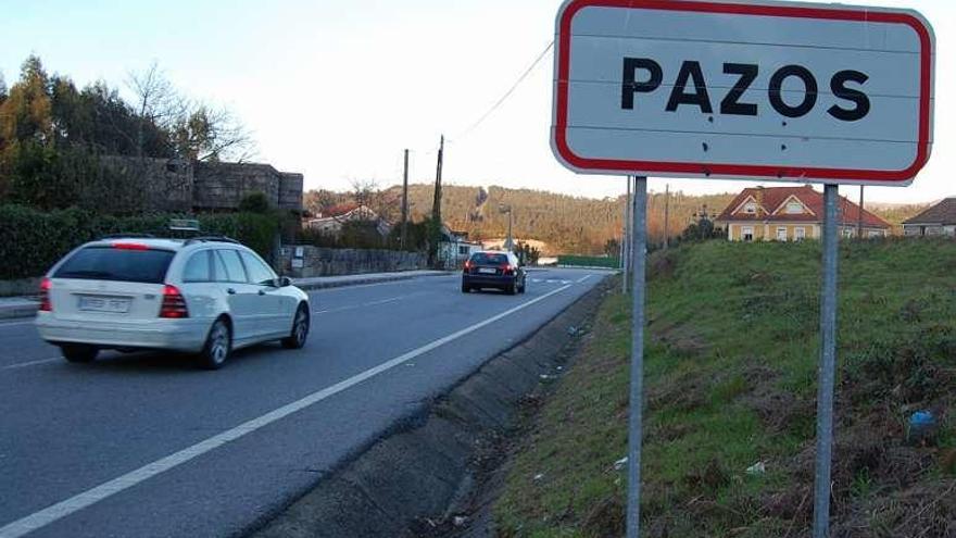 La carretera PO-250 en el acceso al núcleo de Pazos de Borbén. // FdV