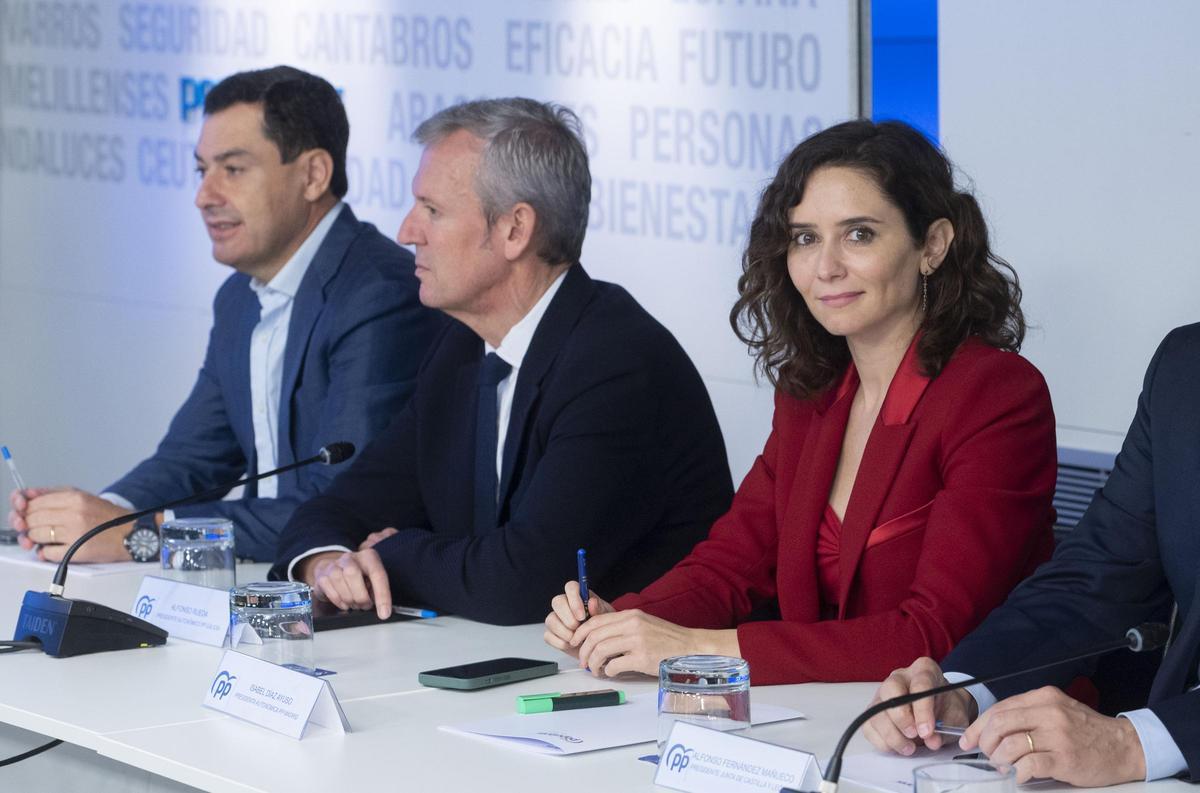 El presidente de la Junta de Andalucía, Juanma Moreno; el presidente de la Xunta, Alfonso Rueda, y la presidenta de la Comunidad de Madrid, Isabel Díaz Ayuso.