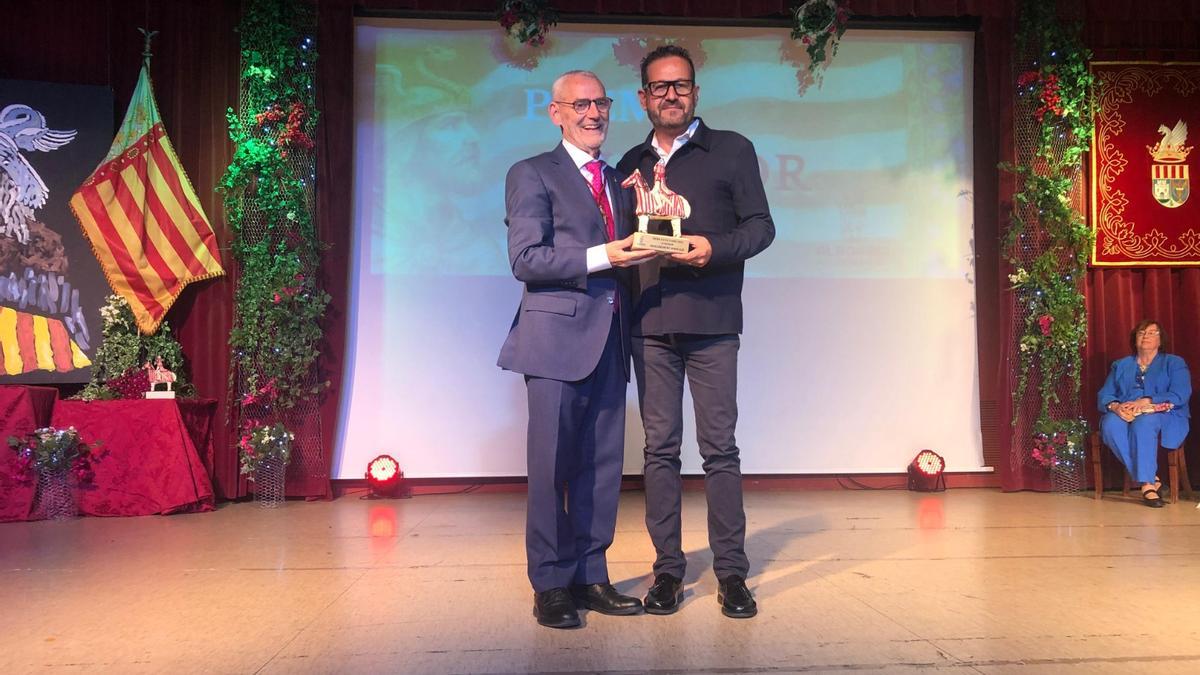 Chavarría entrega el galardón a Cabanes, president de la Mancomunitat de l'Horta Sud.