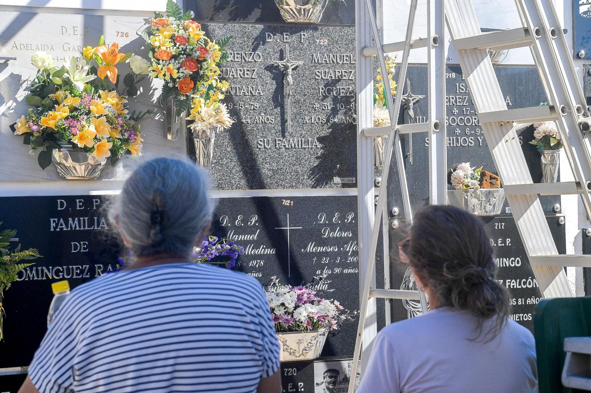 Día de Todos los Santos en cementerios de Gran Canaria