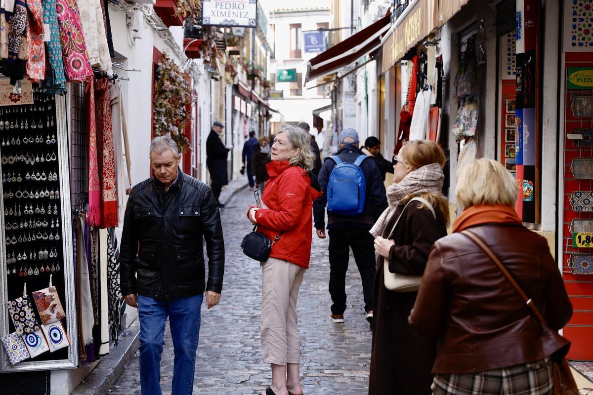 Ambiente en los negocios de la Judería, turismo, borrasca, maletas, tiendas, hostelería, terrazas, sol