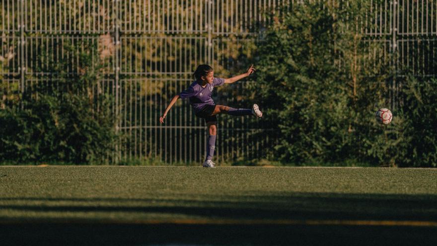 La Escuela de Futbol de Carabanchel cuenta con un 20% más de niñas inscritas esta temporada.