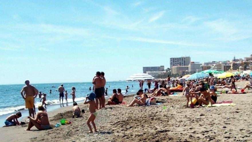 La playa de Los Álamos de Torremolinos estrenará bandera azul este verano.