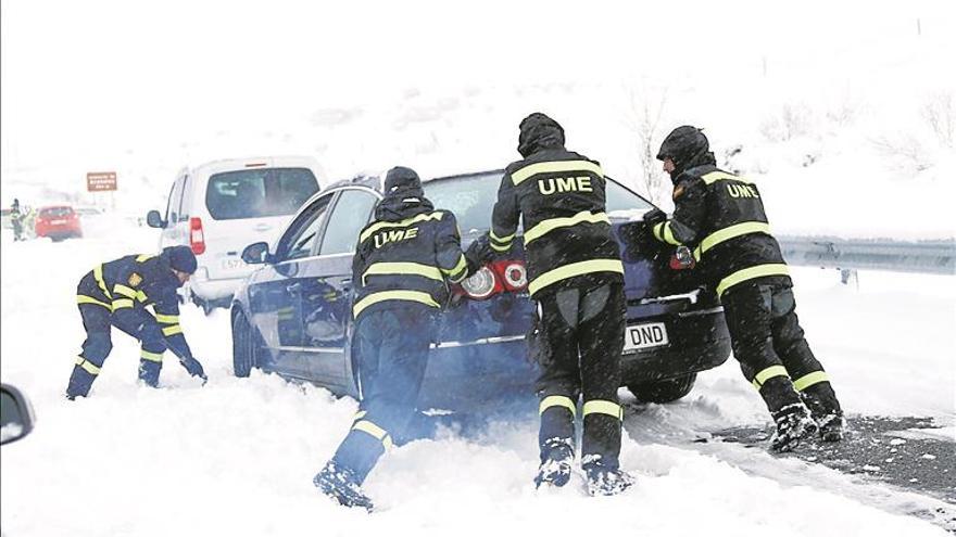 La dgt supervisará las autopistas cortadas por nieve