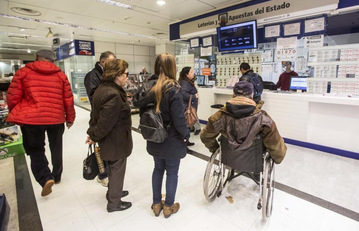 Colas para comprar los décimos antes del Sorteo