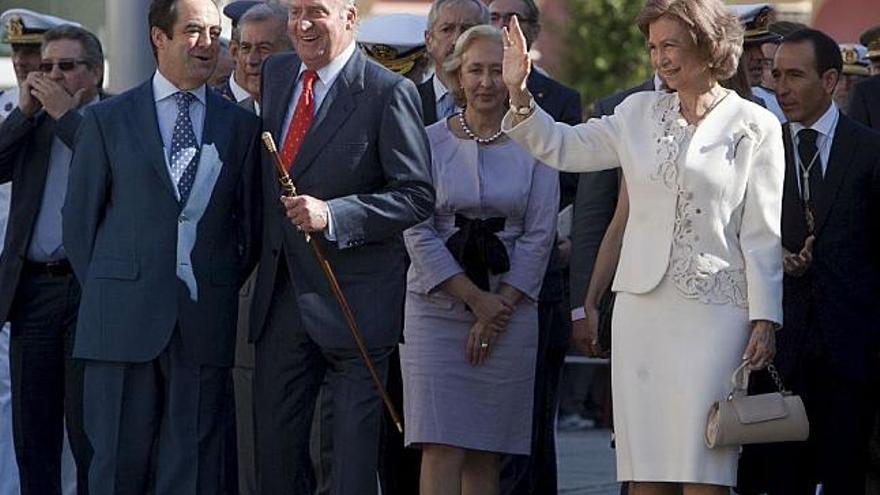 Los Reyes, junto al presidente del Congreso, José Bono, ayer, en Cádiz.