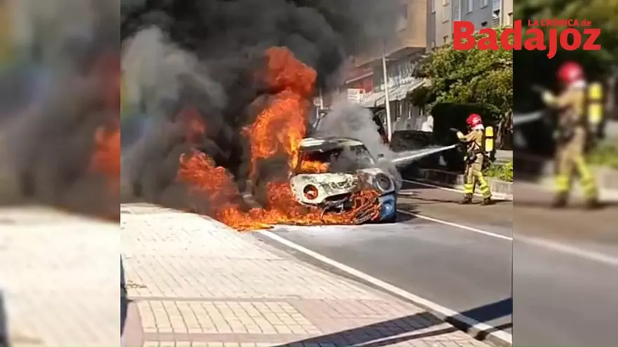 VÍDEO | Arde un coche en la autopista de Badajoz