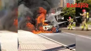VÍDEO | Arde un coche en la autopista de Badajoz
