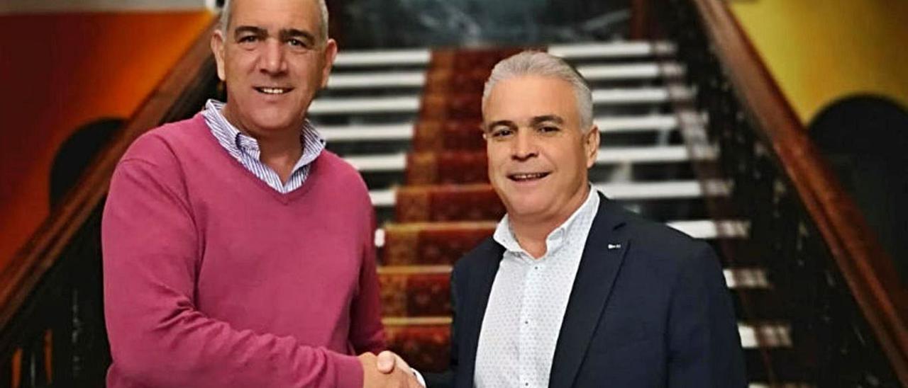 Sergio Nuez, a la izquierda, y Gonzalo Rosario, a la derecha, en el momento de la firma del pacto, en 2019 | | LP/DLP