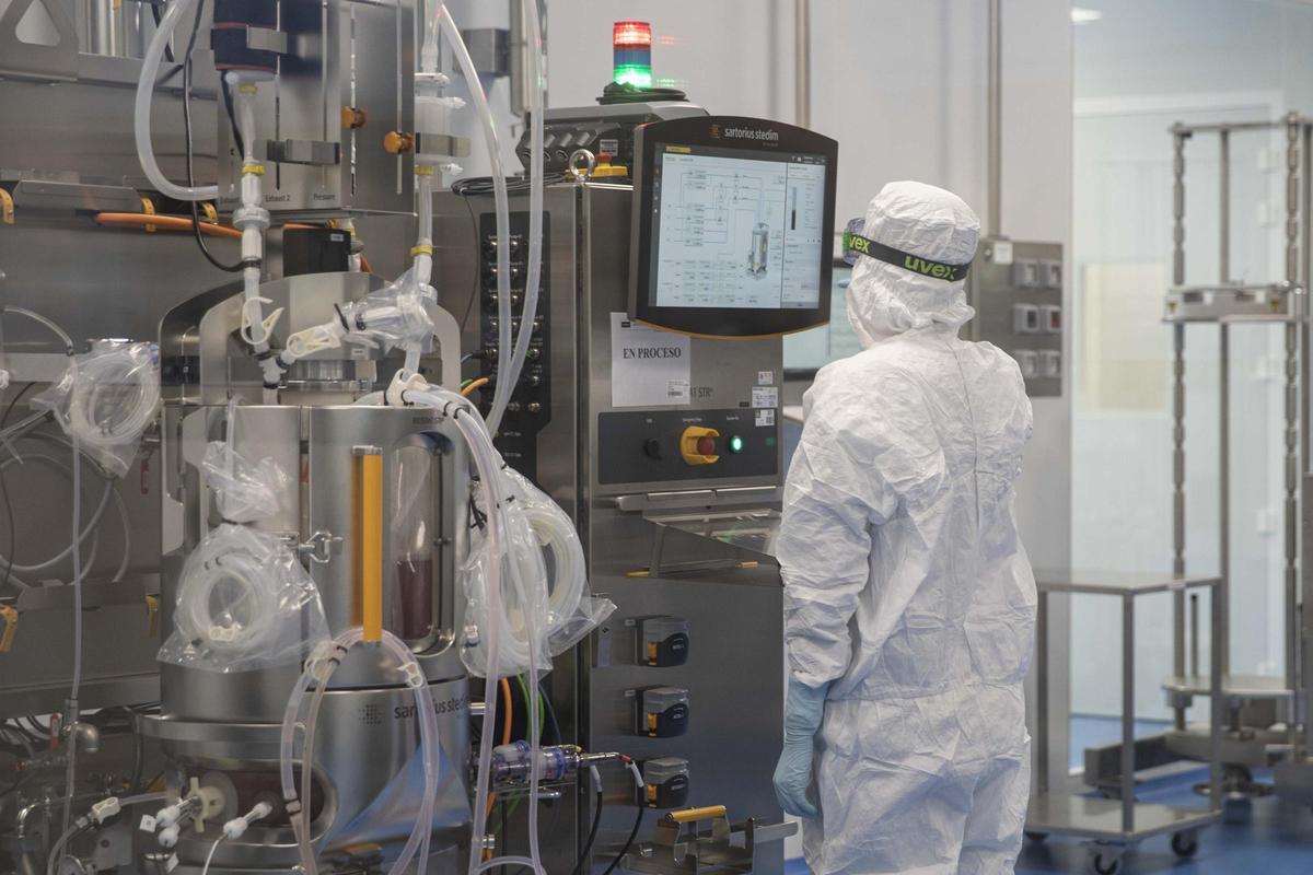 Imatge d’arxiu d’un tècnic treballant en un dels laboratoris d’Hipra. Imatge d’arxiu d’un tècnic treballant en un dels laboratoris d’Hipra.