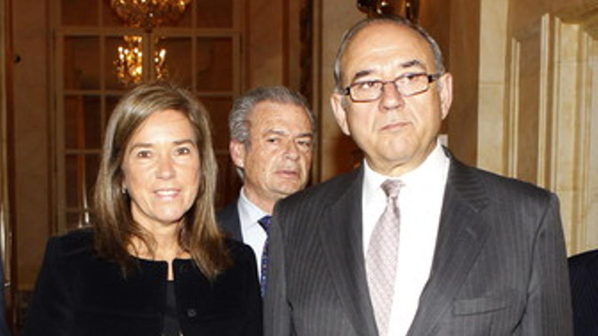 El presidente de la Organización Médica Colegial (OMC), Juan José Rodriguez Sendin, con la ministra de Sanidad, Ana Mato.