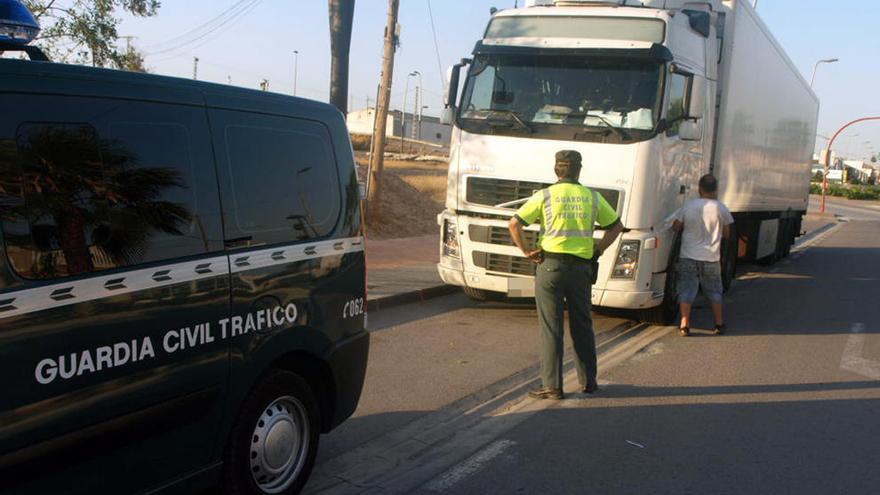 Foto facilitada por la Guardia Civil de cuando se interceptó el camión.