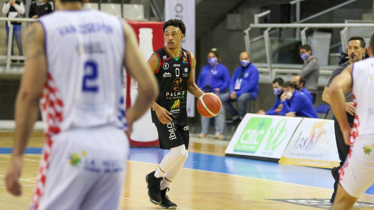 Brown bota el balón durante el partido ante el Alicante.