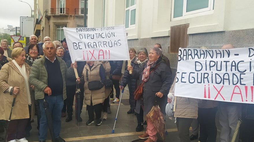 Vecinos de Barrañán piden en la Diputación aceras para su carretera: “Esto es un sinvivir”