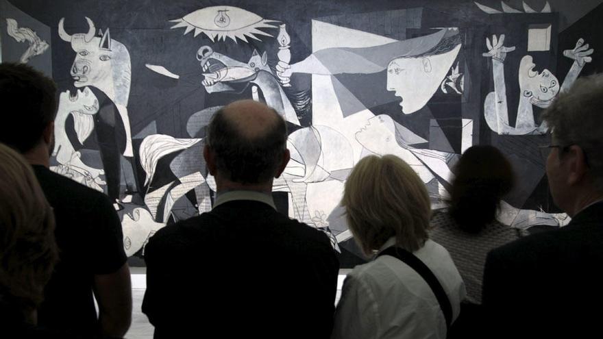 Espectadores en el Museo Reina Sofía contemplando el &#039;Guernica&#039;.