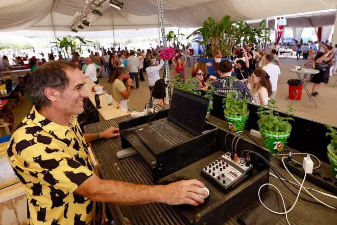 La Feria de Córdoba en imágenes: un martes para tomárselo sin prisas en El Arenal