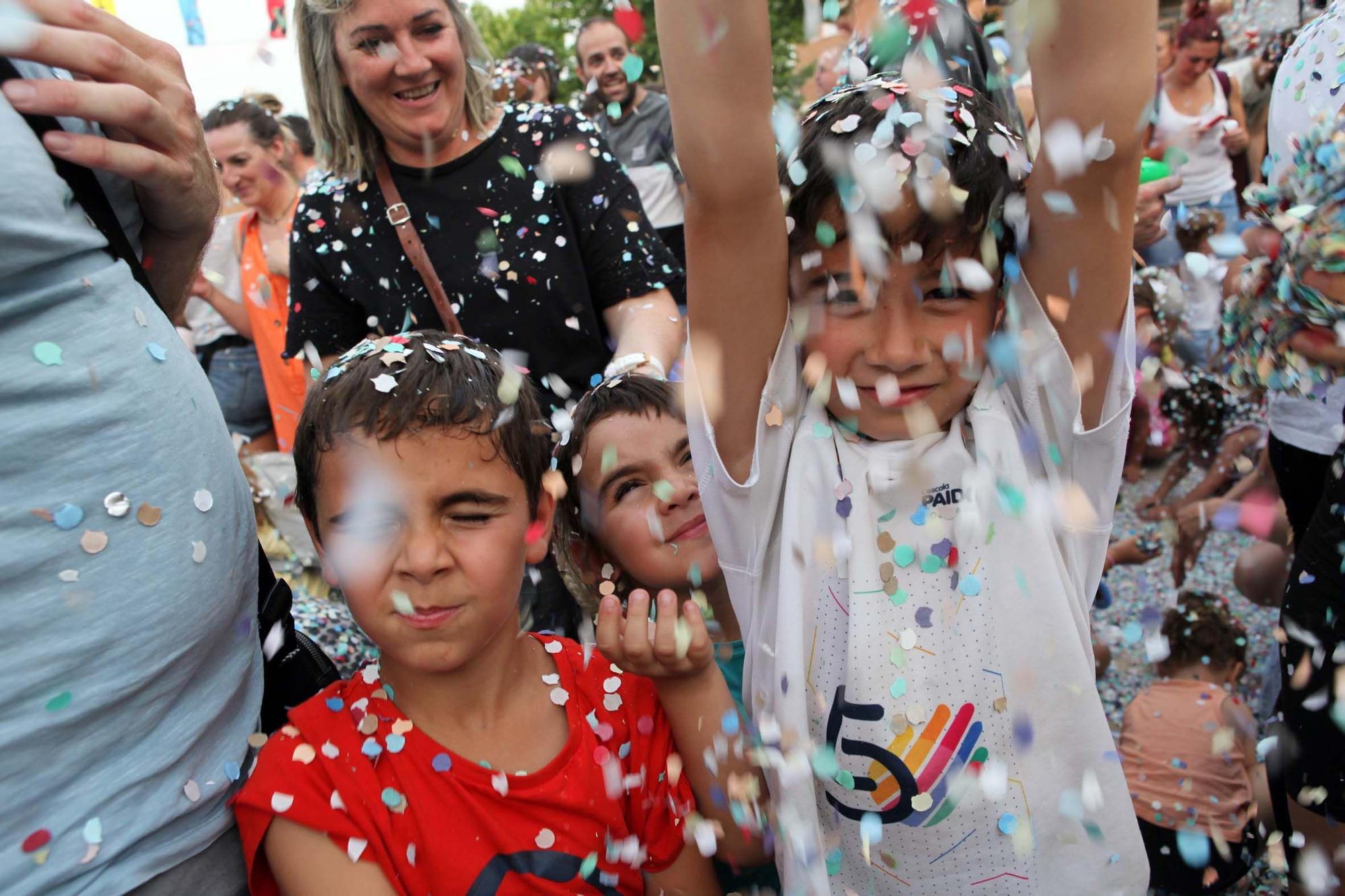 Pluja de confeti a la Festa Major Infantil de Sant Joan de Vilatorrada