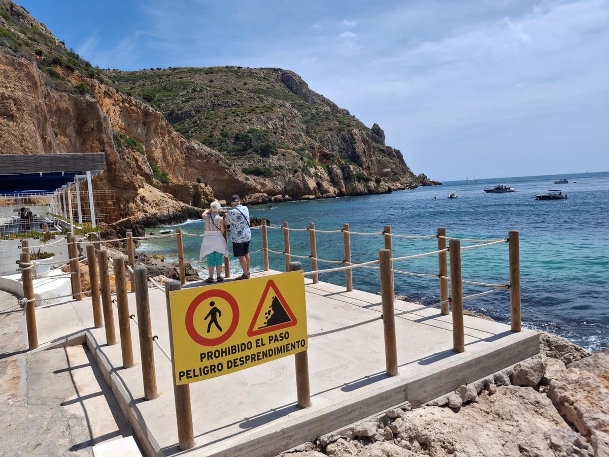 Mirar y no entrar: en el mirador se ha colocado un cartel de prohibido el paso por riesgo de desprendimientos