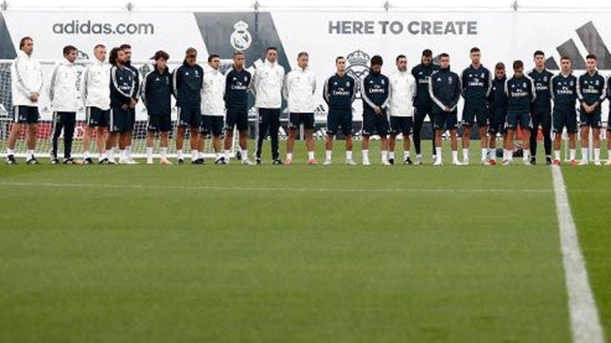 El staff técnico y la plantilla del Real Madrid guardaron un minuto de silencio en memoria de las víctimas de las inundaciones de Mallorca
