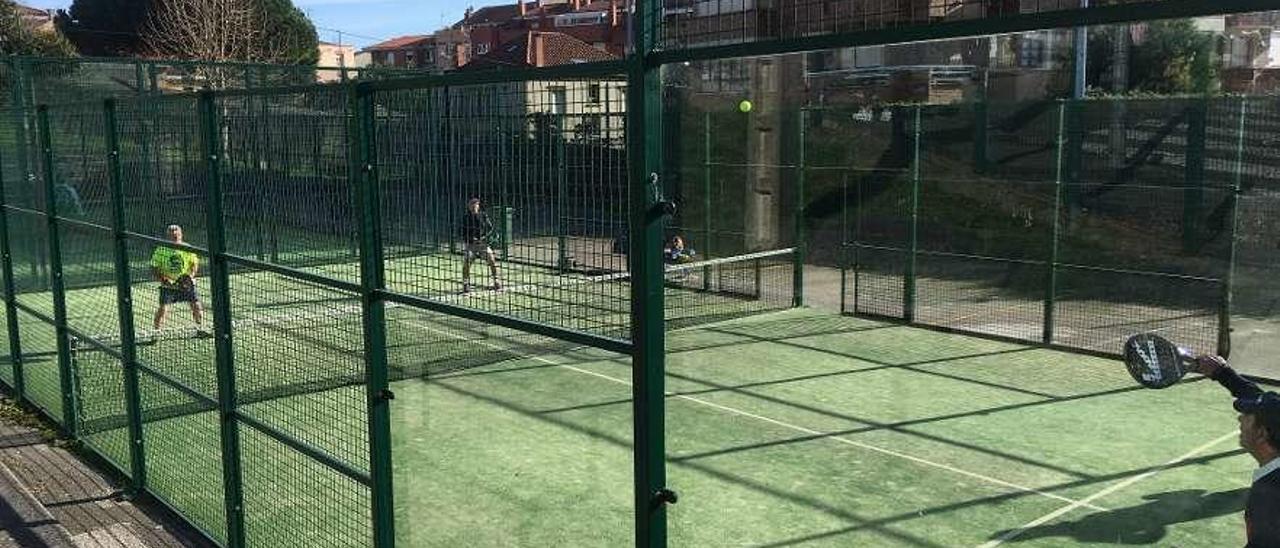 Aficionados al pádel, en una de las pistas de Luanco.