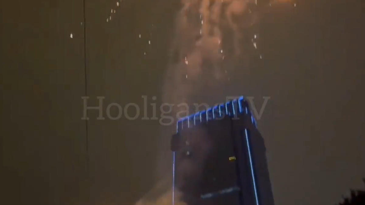 Aficionados del Galatasaray tiran fuegos artificiales en el hotel del Barça