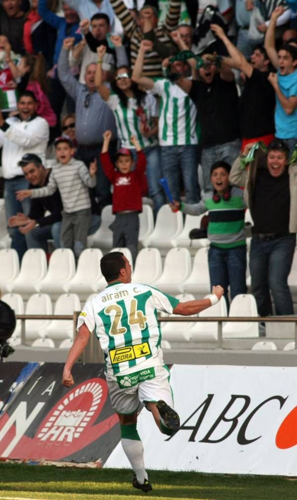 El Córdoba C.F. vence 3 a 1 al Huesca y duerme cuarto