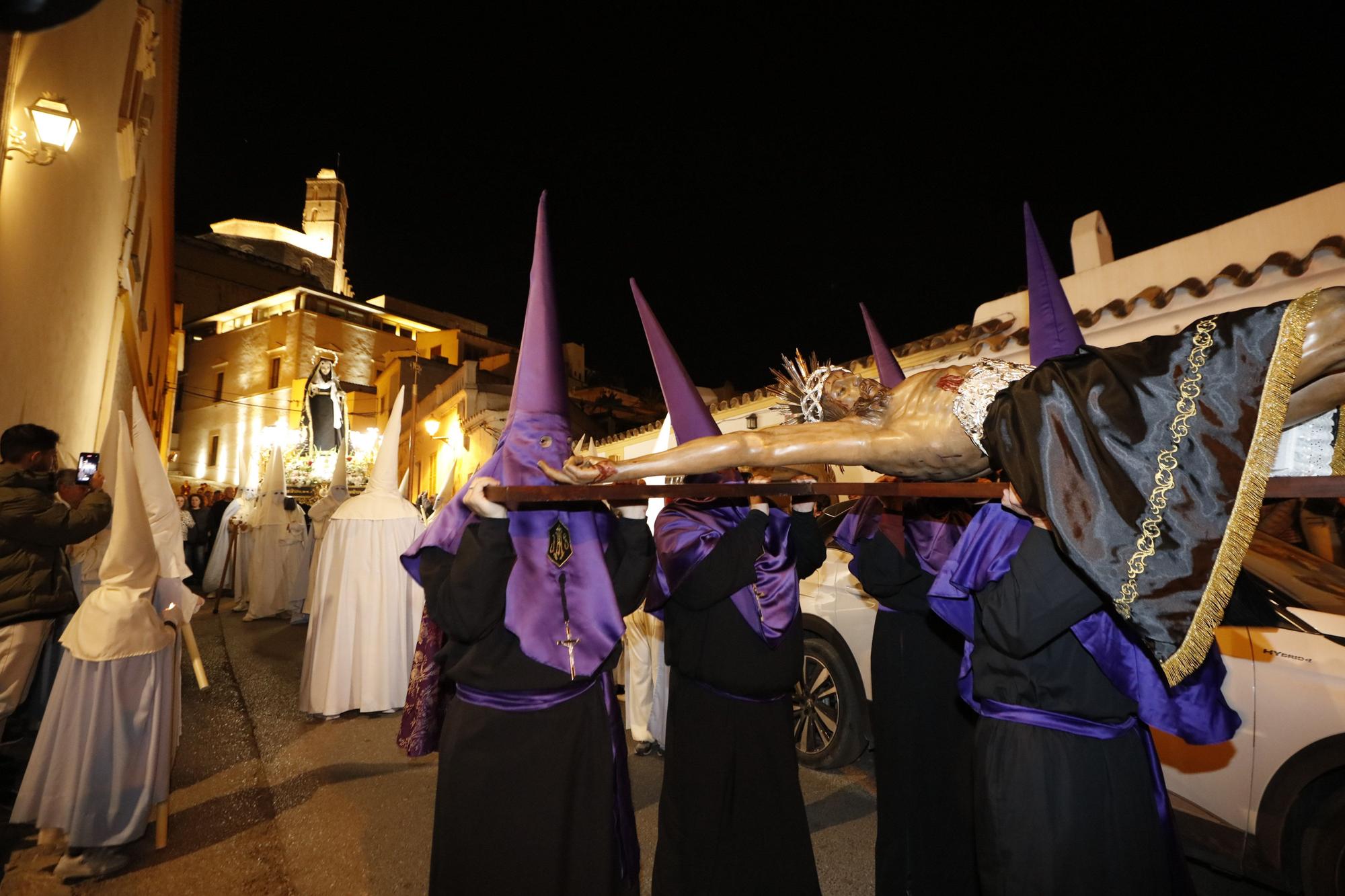 Mira aquí todas las fotos de la procesión del Viernes de Dolores en Ibiza