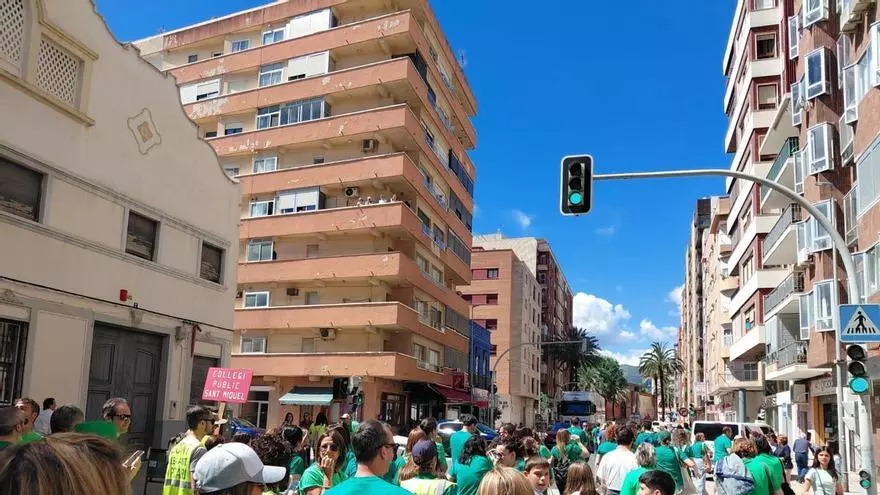 Profesores y familias bloquean la CV-50 a su paso por Tavernes de la Valldigna en la cuarta jornada de huelga