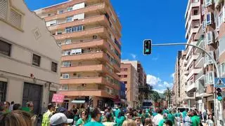 Profesores y familias bloquean la CV-50 a su paso por Tavernes de la Valldigna en la cuarta jornada de huelga