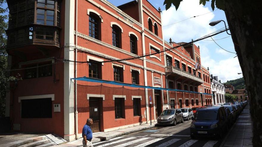 El casino de Trubia, donde tendrá lugar hoy la reunión. | LNE