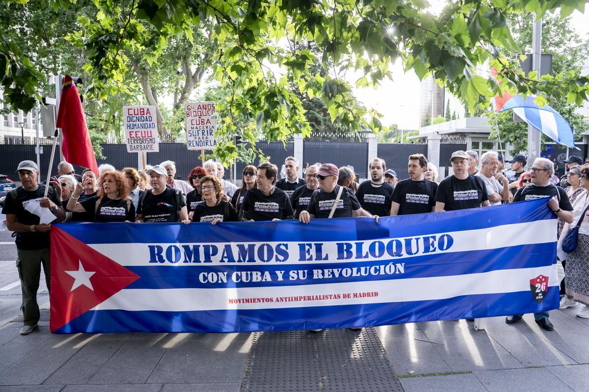 Varias personas con pancarta con lema 'Rompamos el bloqueo