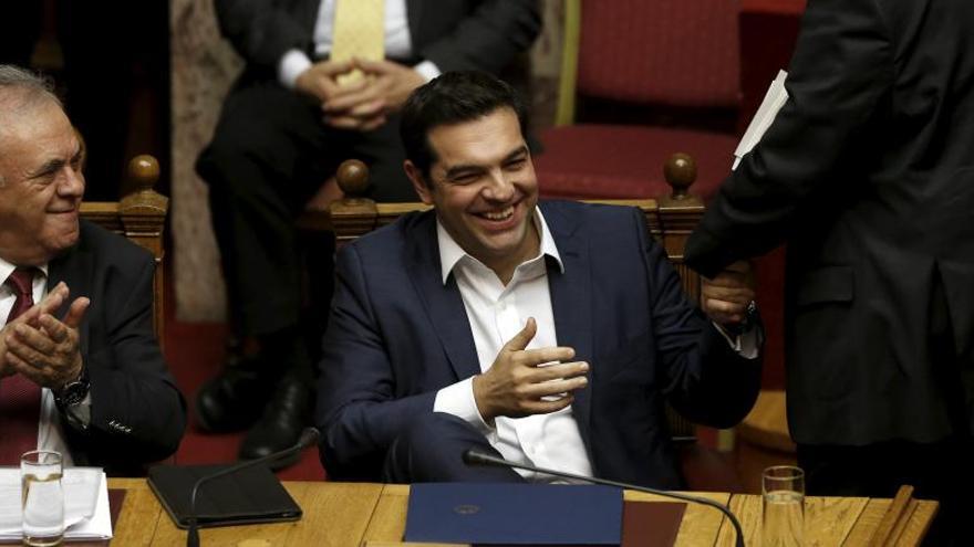 Tsipras junto al ministro de Exteriores Nikos Kotzias.