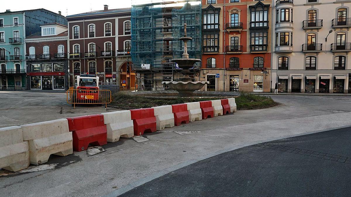 La fuente de la plaza de Pedro Menéndez en su actual emplazamiento.