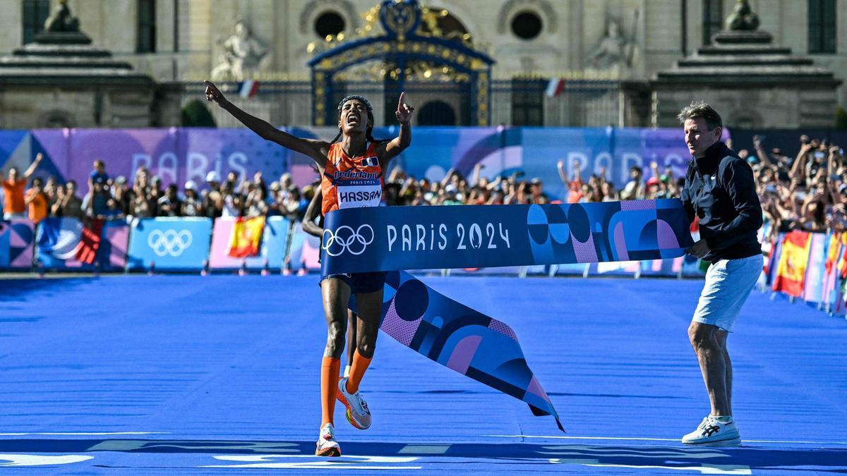 La medallista de oro de los Países Bajos, Sifan Hassan, cruza la meta en primer lugar en el maratón femenino de los Juegos Olímpicos de París 2024