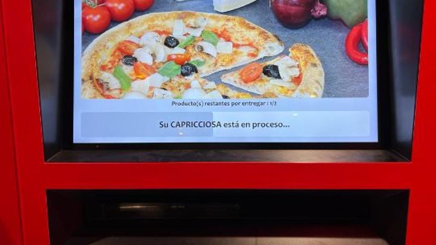 Mira aquí las imágenes de la primera máquina expendedora de pizzas en Ibiza