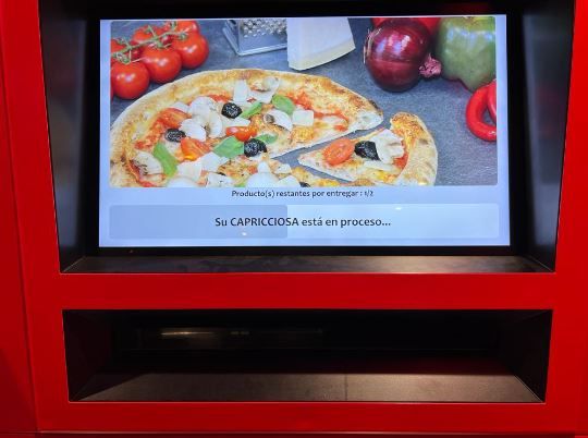 Mira aquí las imágenes de la primera máquina expendedora de pizzas en Ibiza