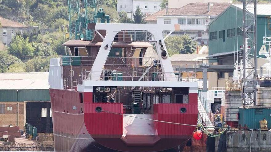 El &quot;José Américo&quot; ayer en el muelle del astillero tras la botadura.  // Cristina Graña