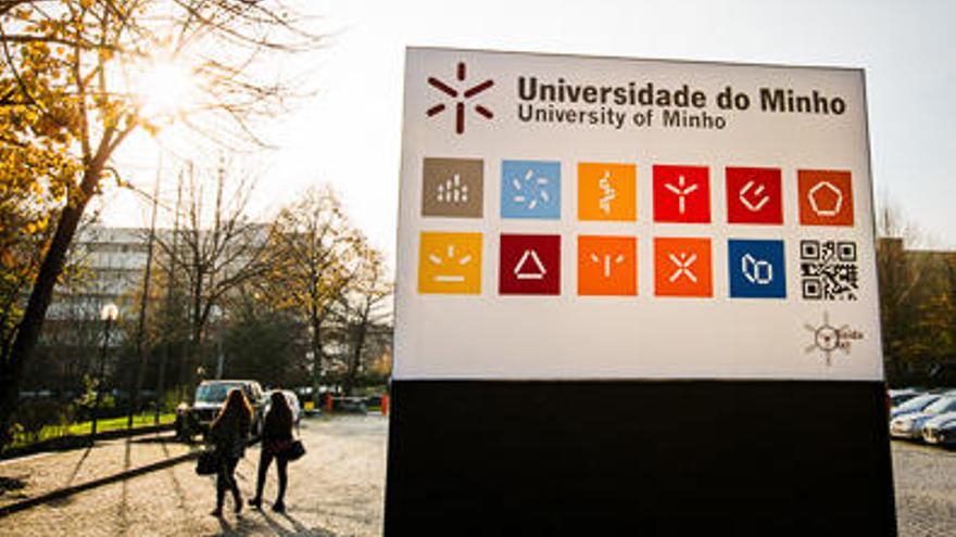 El cartel que da la bienvenida a la universidad portuguesa. // UMinho